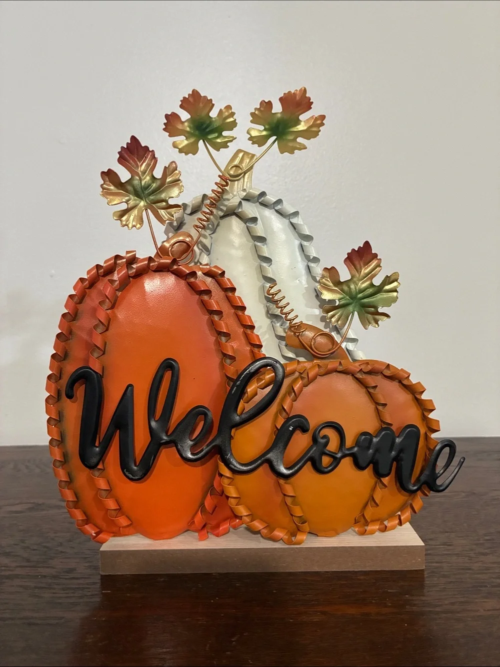 NWT- Beautiful Metal Fall Pumpkins Trio Welcome Decoration Sign w/ Wood Base 🍁